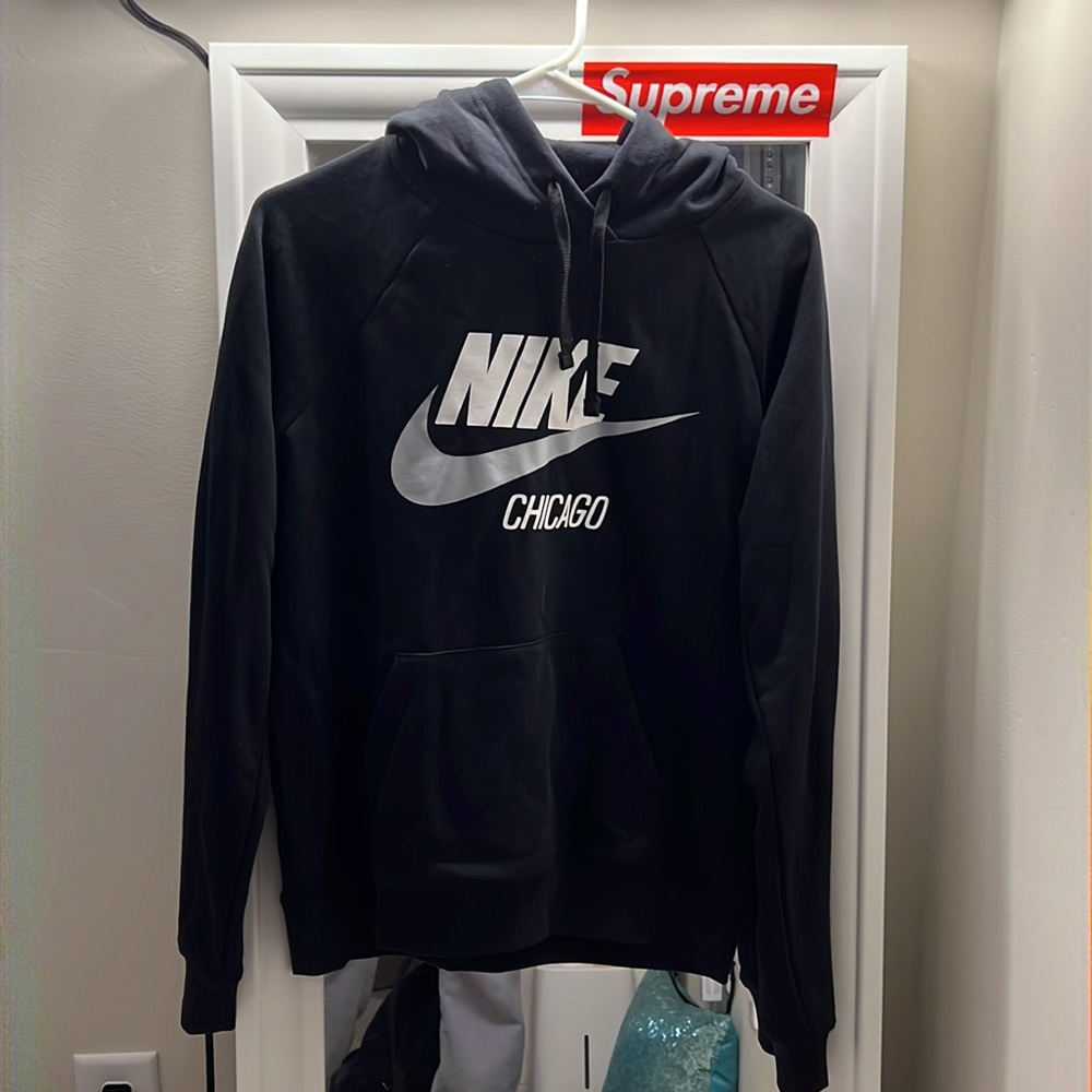 Nike Sportswear Essential. Size S